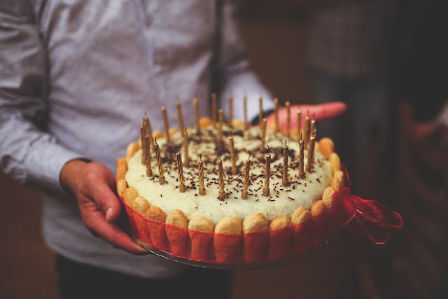 Una persona ofreciendo una tarta de cumpleaños, receptes casolanes